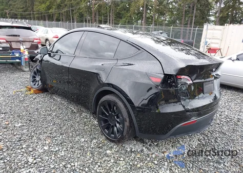 2024 Tesla Model Y Long Range Dual Motor All-Wheel Drive z USA, uszkodzony, nr VIN 7SAYGDEE1RF033066